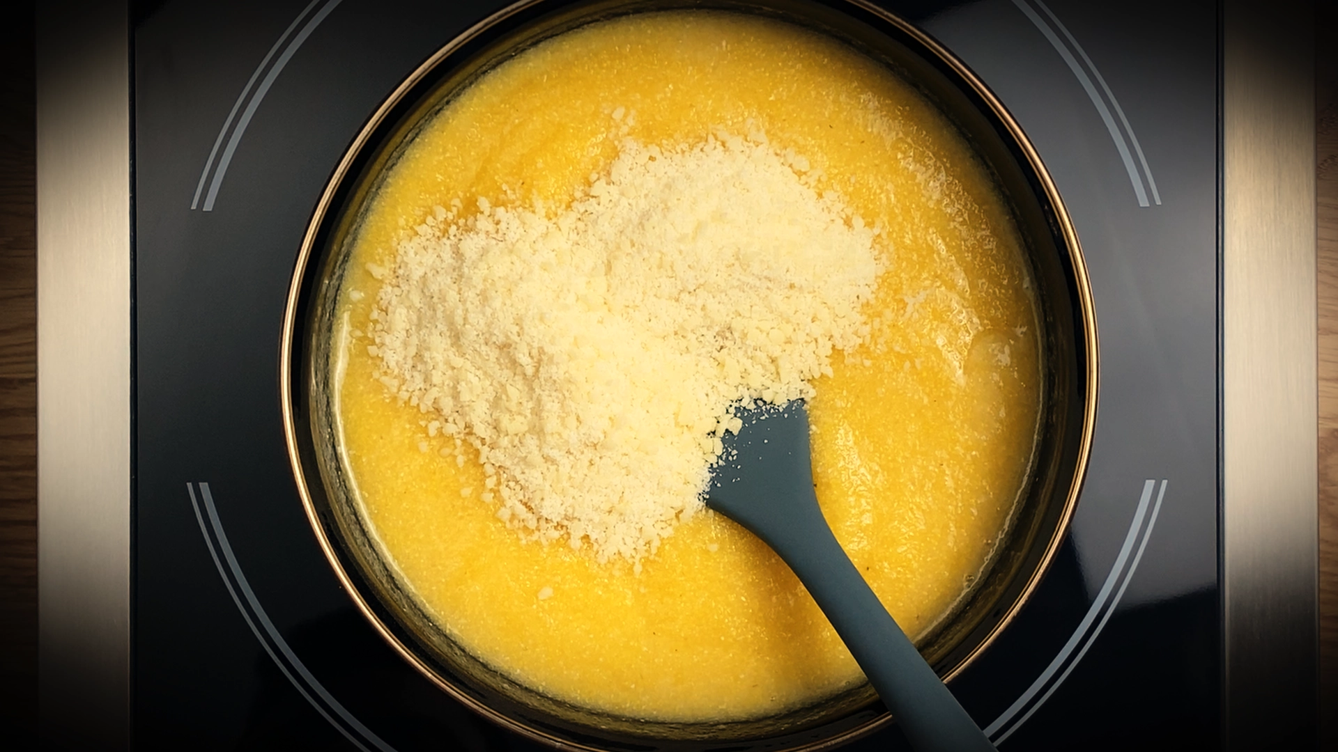 Creamy instant polenta with Parmigiano‑Reggiano – quick and easy side dish.